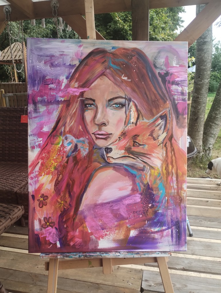 Een kleurrijk schilderij van een vrouw met lange, golvende haren die een vos vasthoudt, tegen een abstracte achtergrond in levendige kleuren.