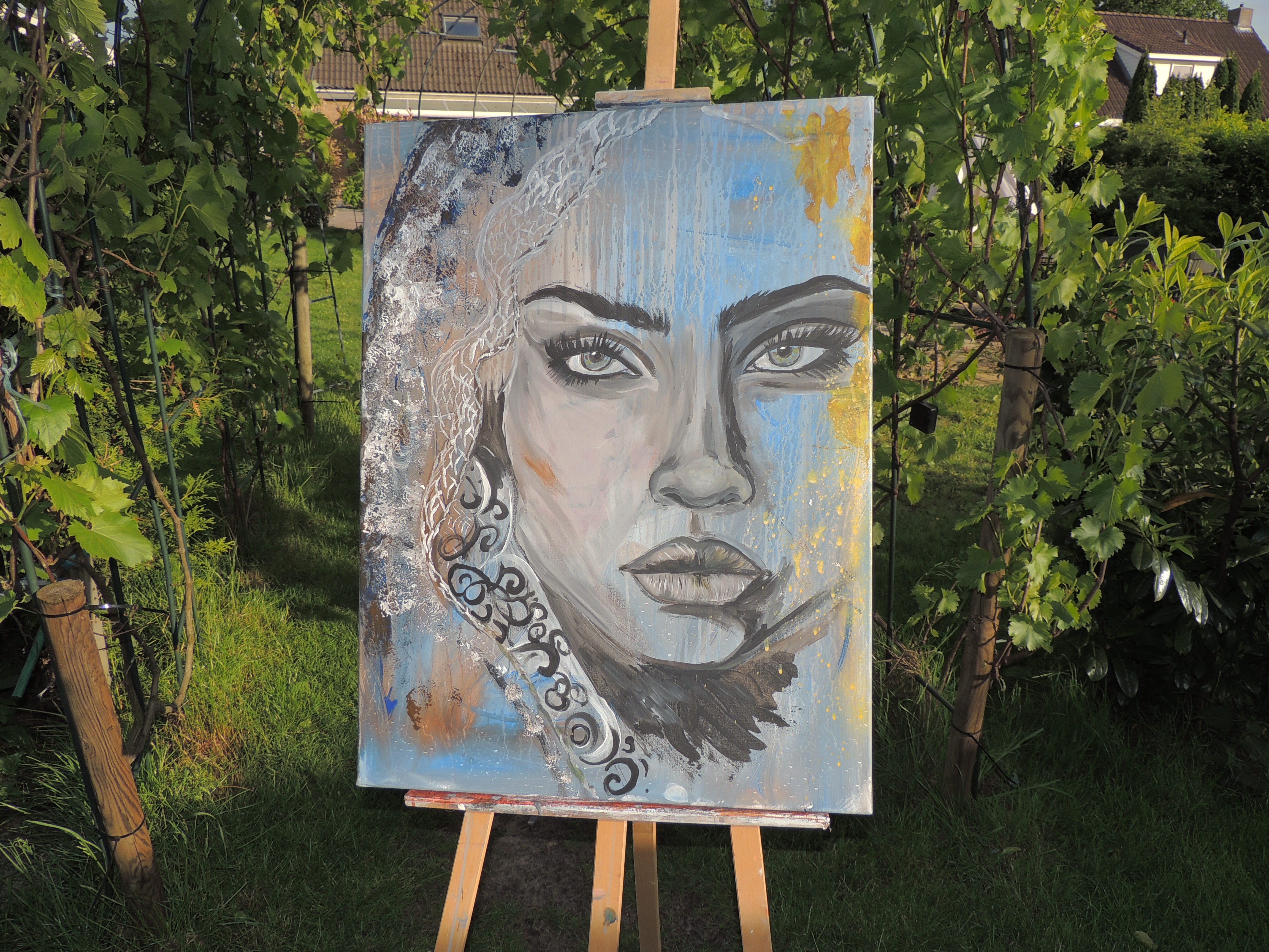 Een schilderij van een vrouw met een ernstige uitdrukking, geschilderd in grijze en blauwe tinten, met details van haar haar en gezicht op een ezel in een groene omgeving.