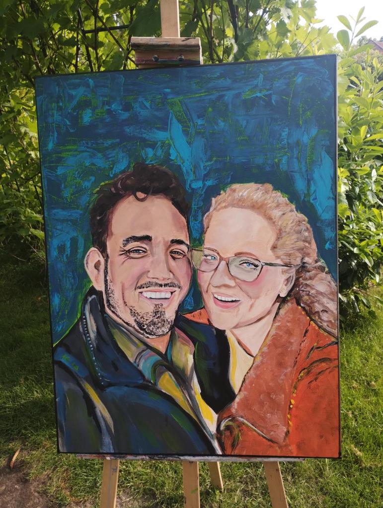 Schilderij van een stel dat samen lacht, met een blauwe achtergrond en levendige kleuren. De afbeelding is gecreëerd op een canvasdoek.