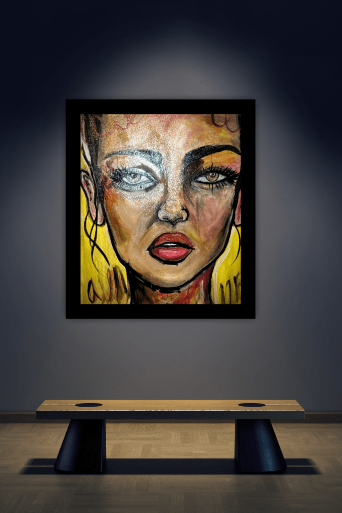 Een kunstwerk van een vrouwelijk portret met opvallende kleuren, op een muur gemonteerd boven een eenvoudige bank.